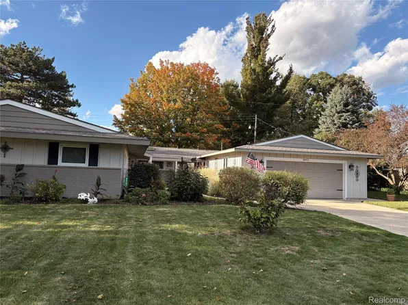 6243 Westview Dr, Grand Blanc, MI 48439
