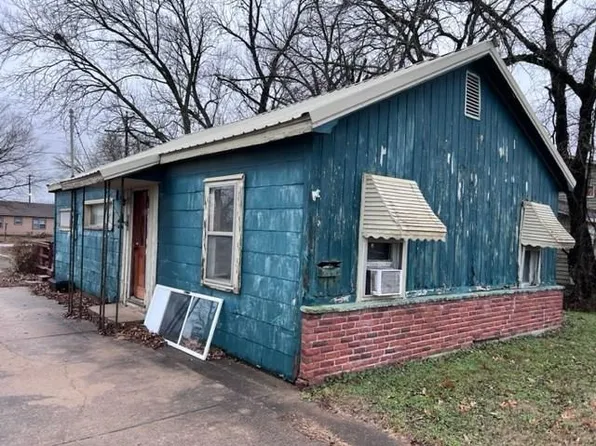 1303 W 11th St, Coffeyville, KS 67337