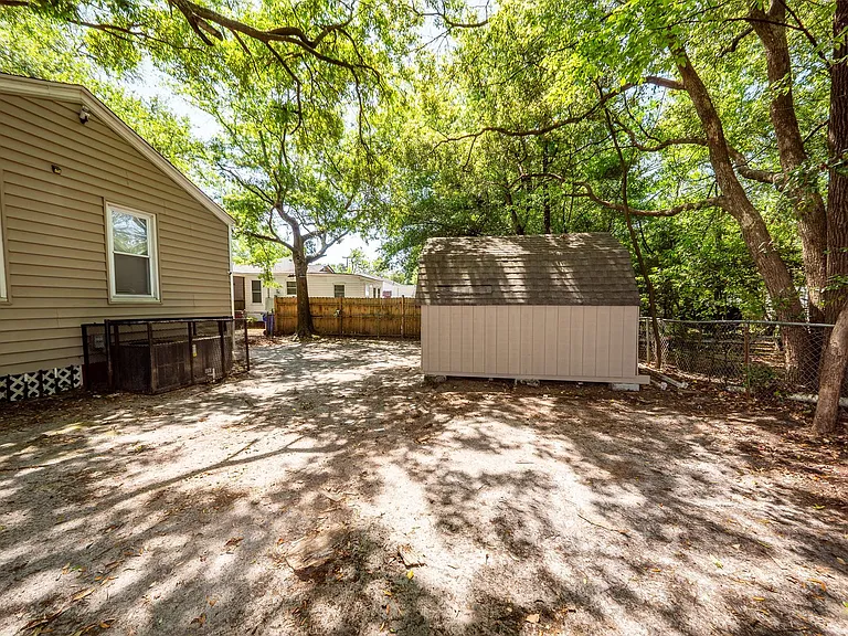 2620 Woodlawn Ave — Photo 28