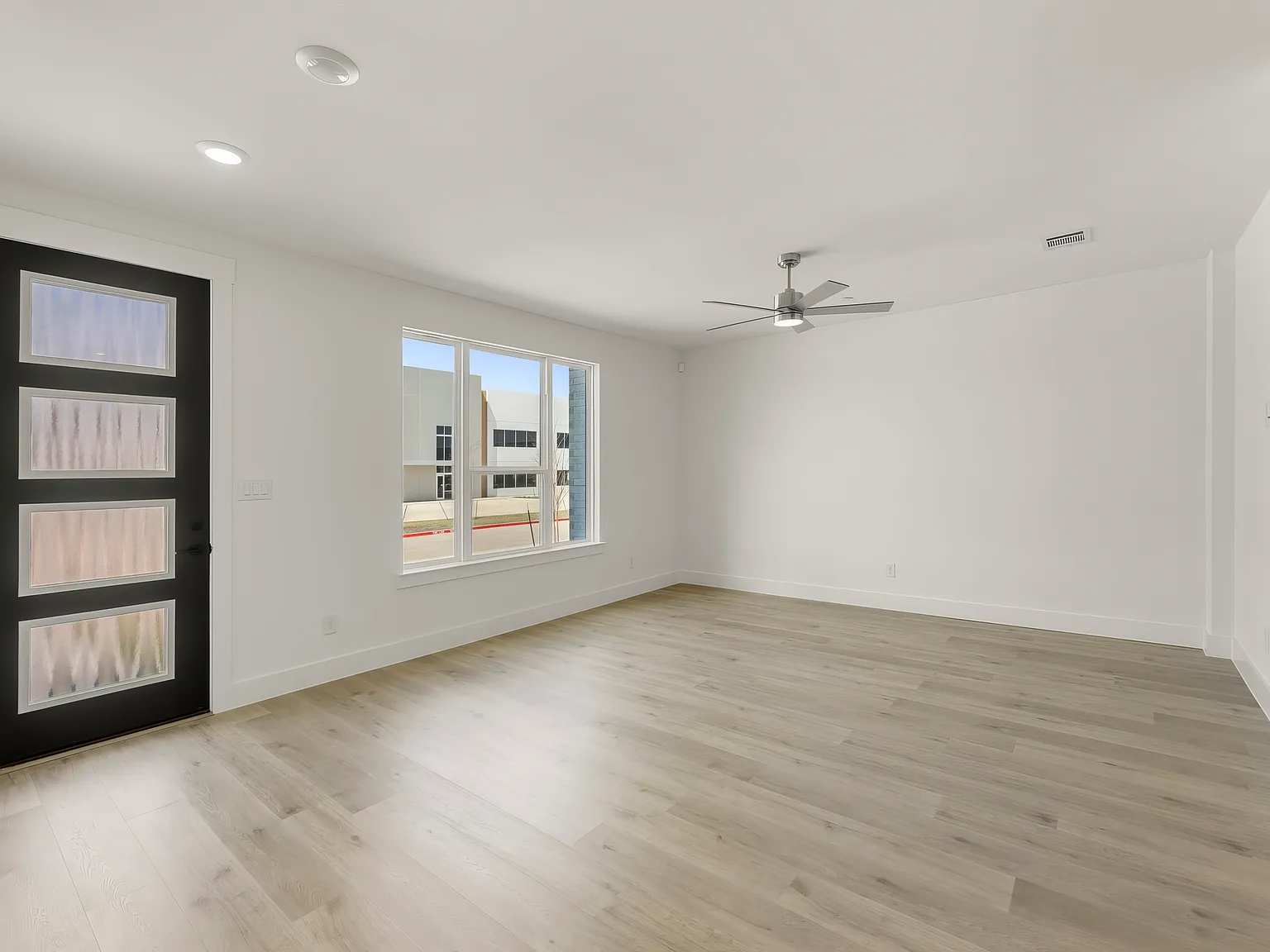 3 bed, 2.5 bath, 1689 sqft, $2,800 — Photo 3