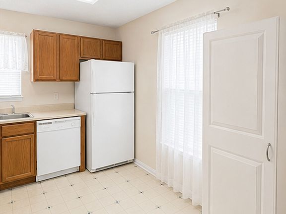5th image of 924 W Main St #1