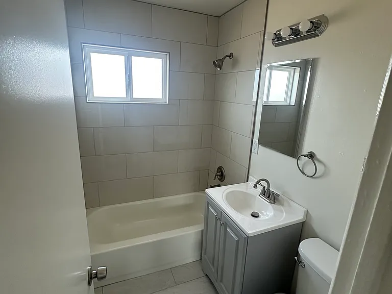 141 Daisy Ave #D — Photo 7
