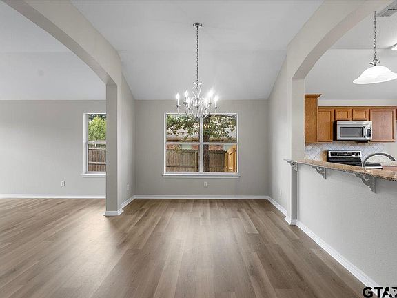 4th image of 386 Molly Ln