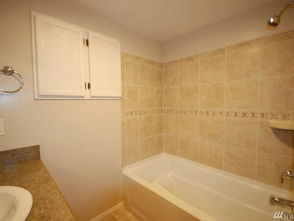 5th image of 1585 Country Club Dr