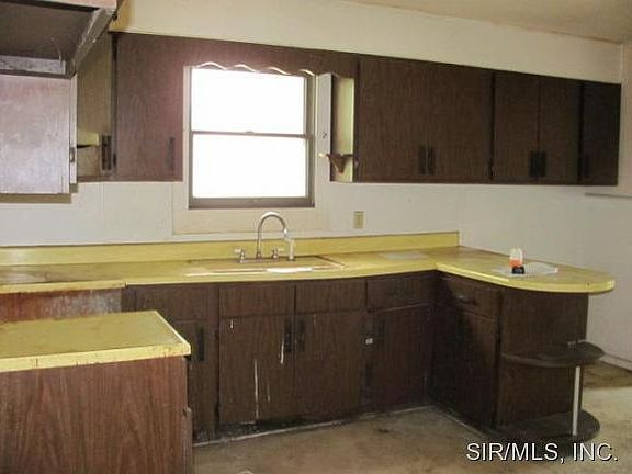 3rd image of 1124 Goelz Dr