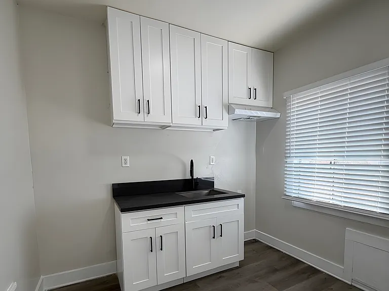 194 W 41st Pl #10 — Photo 3
