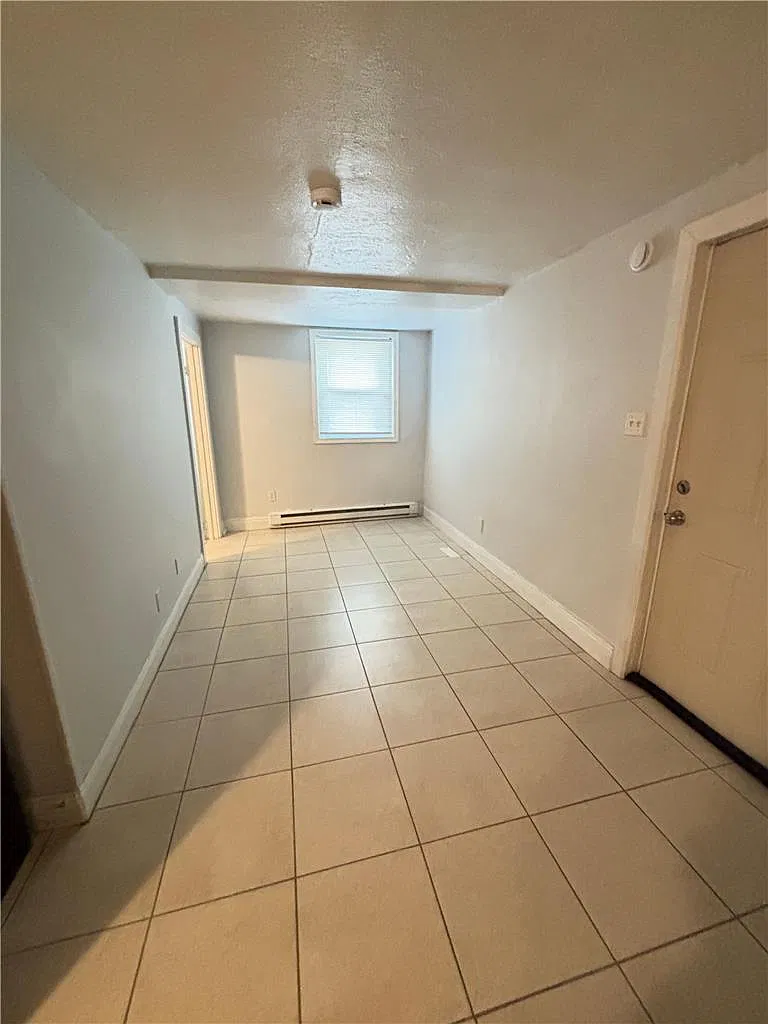 1 bed, 1.0 bath, 350 sqft, $1,050 — Photo 4