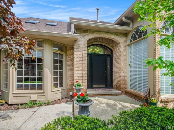 2200 Clearwood Ct, Shelby Township, MI 48316