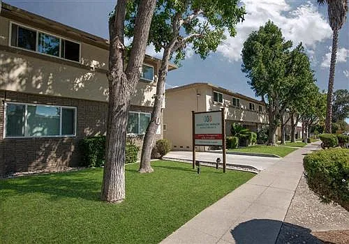 Hamilton Manor Apartments — Photo 1