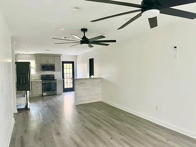 3 bed, 1.0 bath, 1102 sqft, $1,800 — Photo 3