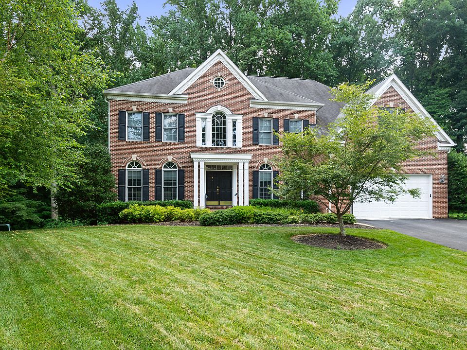 LIVE IN THE LAP OF LUXURY!