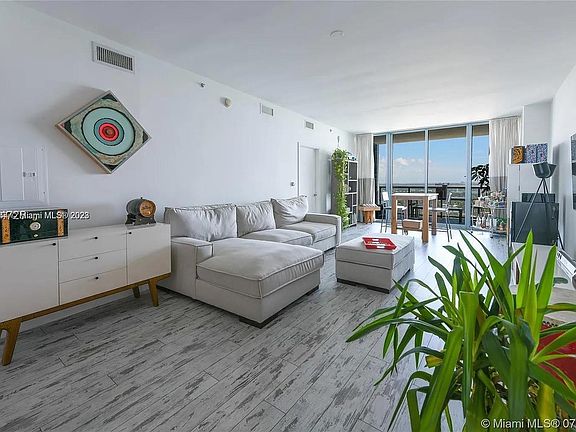 2nd image of 601 NE 36th St APT 3107