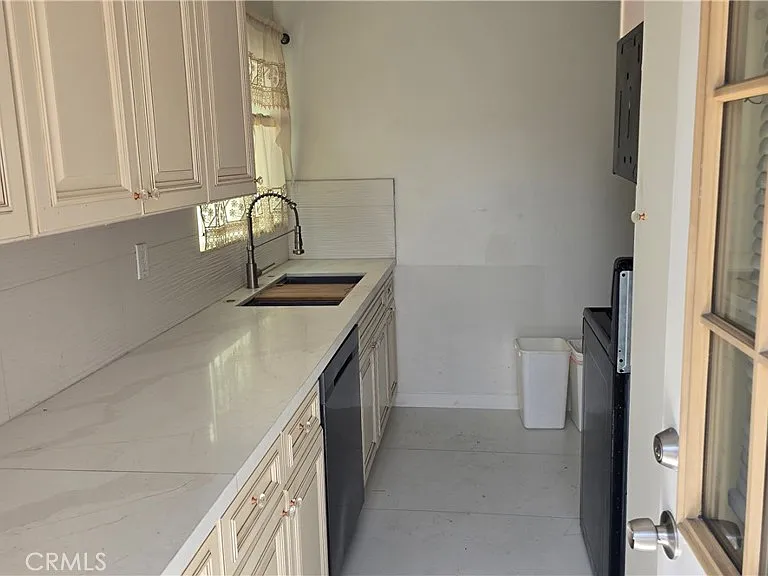 640 W Glenoaks Blvd — Photo 10