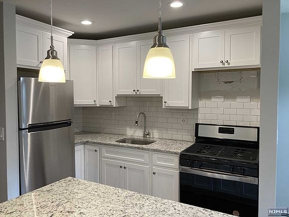 3rd image of 411 Washington Dr #411