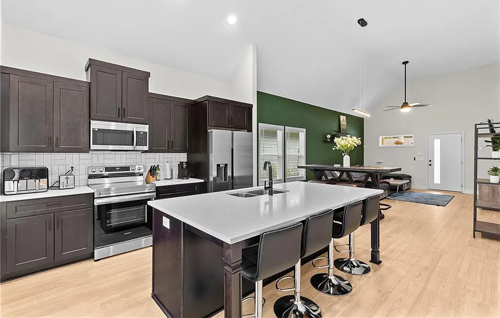 3 bed, 2.0 bath, 1221 sqft, $2,400 — Photo 2