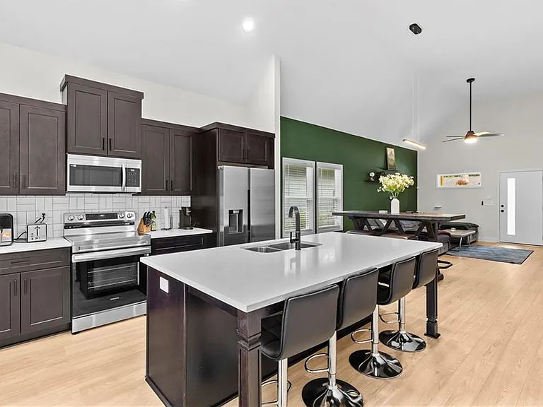 624 Robert St NW — Photo 2