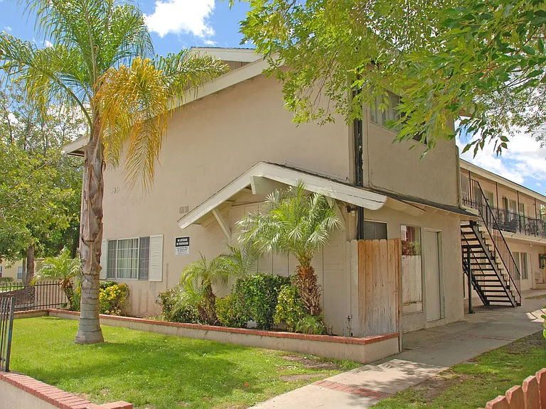 499 N Los Robles Ave #4 — Photo 9