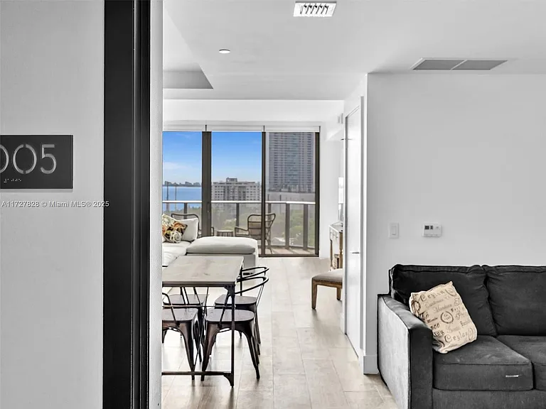 121 NE 34th St #1005 — Photo 3