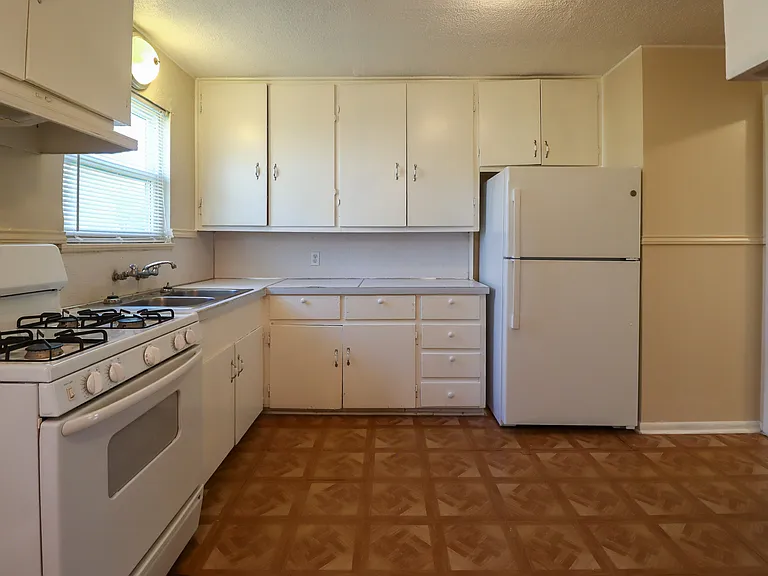 2701 Hillside Dr — Photo 10