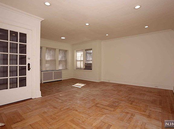 4th image of 256 Leonia Ave Floor 1