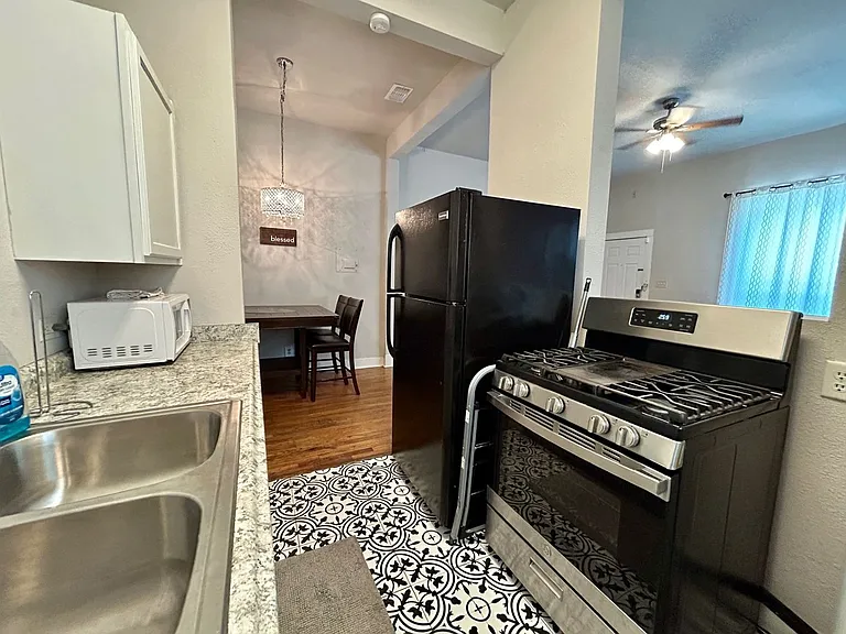 404 E Carson St — Photo 11