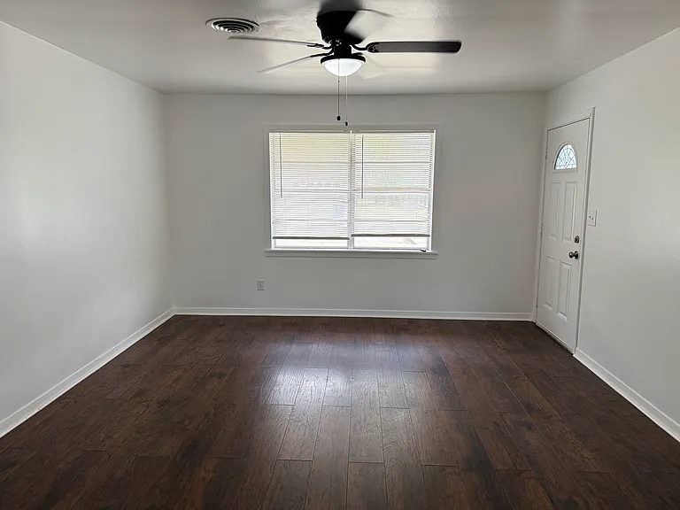 918 Roberts St — Photo 2