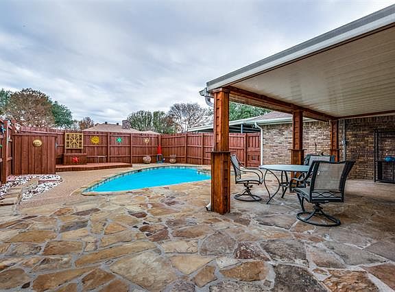 5th image of 1102 Columbine Dr