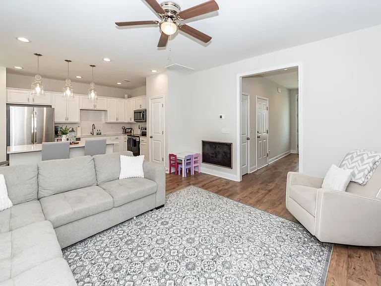 121 Hawthorne Landing Dr — Photo 8