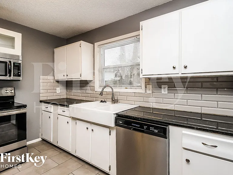 4900 N Sycamore Dr — Photo 5
