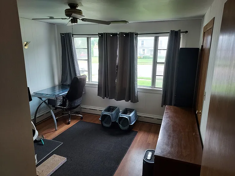 Second bedroom.