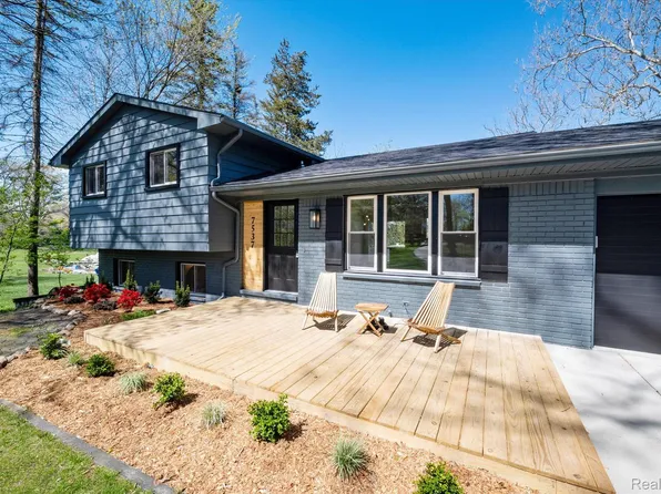 7537 Biscayne Ave, White Lake, MI 48383