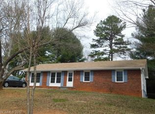 31 Fieldcrest Rd, Arden, NC 28704