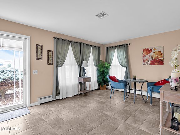 3rd image of 8 Merrilee Lane