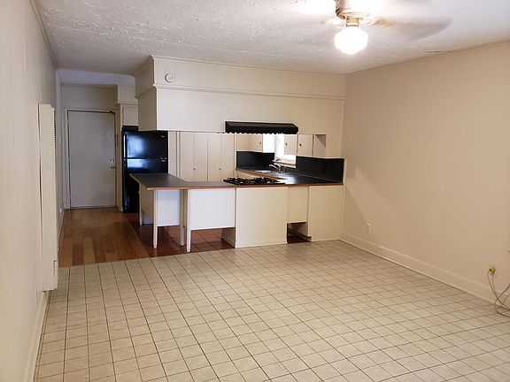 3rd image of 806 Live Oak St