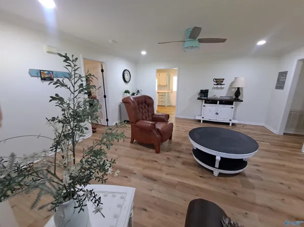 913 Edgemont Cir, Albertville, AL 35950