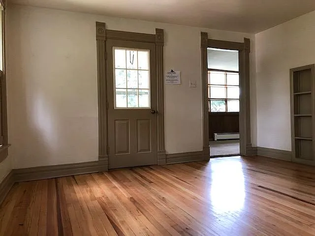 576 University Ave — Photo 25