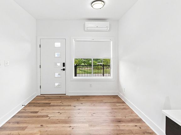 5th image of 1500 Main St #404