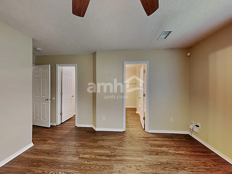 2111 Carlton Ln — Photo 12