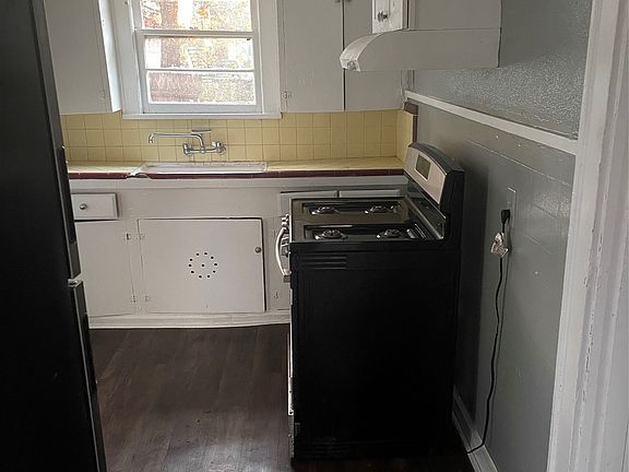 2nd image of 2414 Barbara St