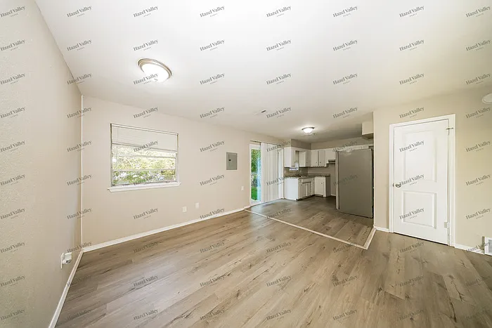 3 bed, 1.5 bath, 900 sqft, $1,030 — Photo 3