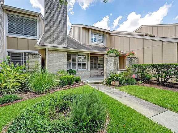 Front view of this lovely townhome