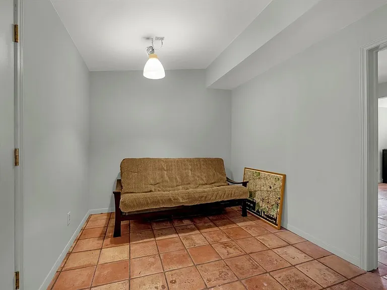 2415 Columbia St — Photo 10