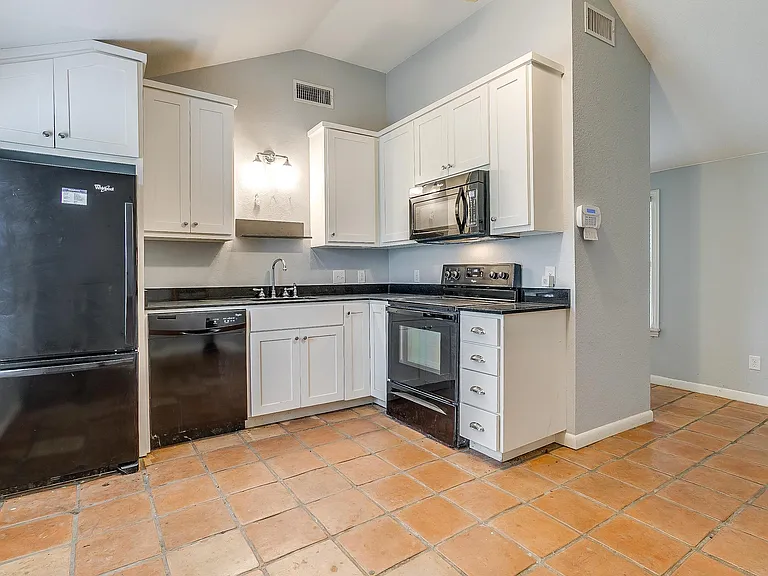 3528 Rogers Ave — Photo 2