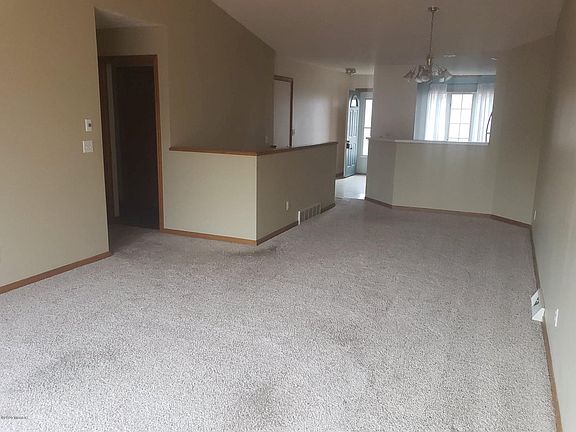 5th image of 692 Glenvale Dr