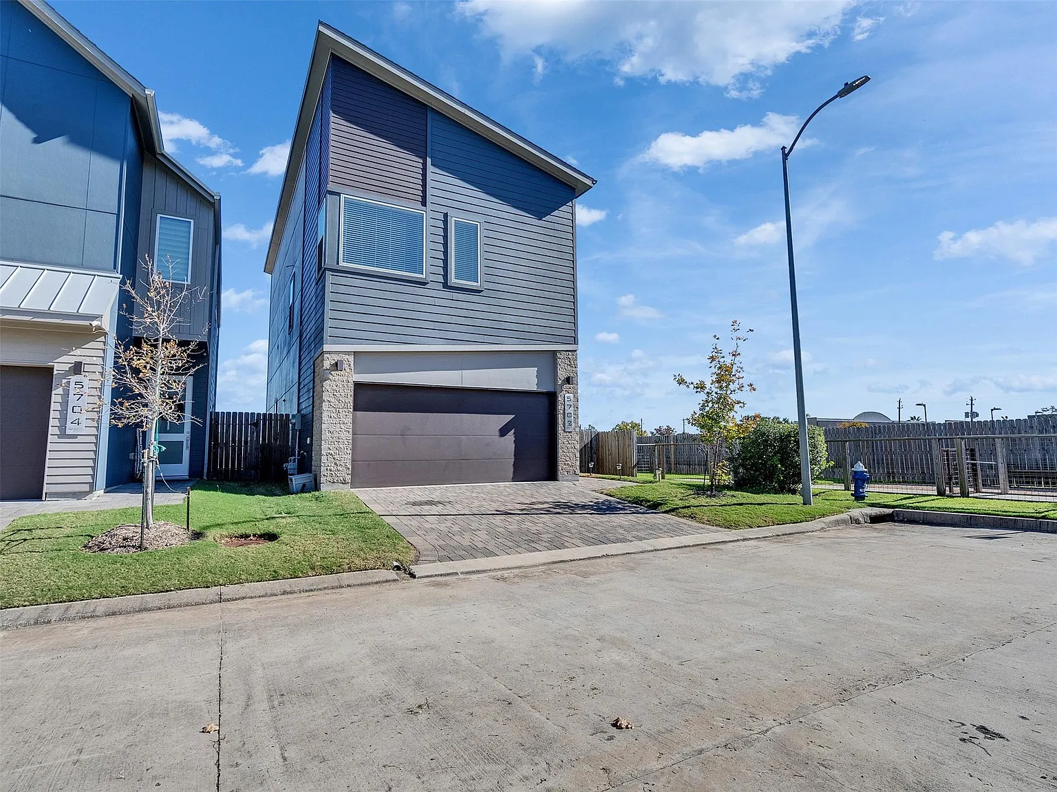 3 bed, 2.5 bath, 1900 sqft, $2,650 — Photo 2