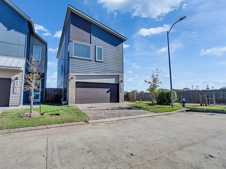 5702 Rucio Ln — Photo 2