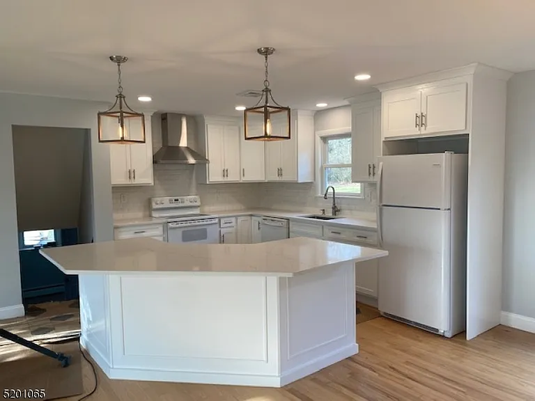 694 Foothill Rd — Photo 3