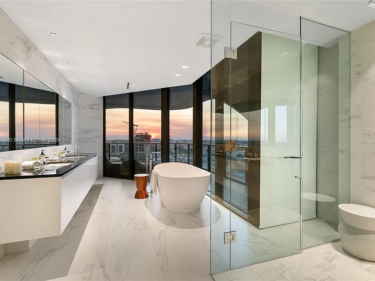 1000 Biscayne Blvd #2402 — Photo 4