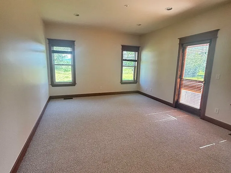 135 Emrie Ln — Photo 24