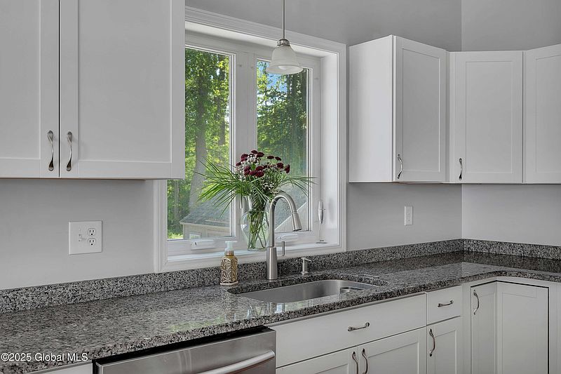 5th image of 9 Sebring Avenue